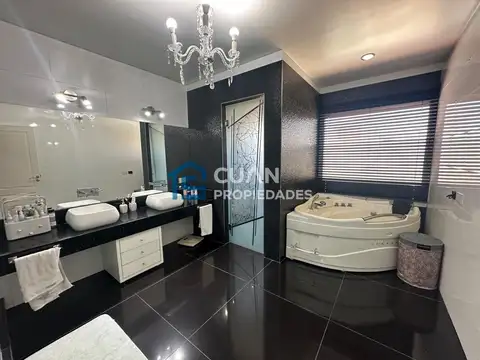 Casa 5 ambientes con 6 baños