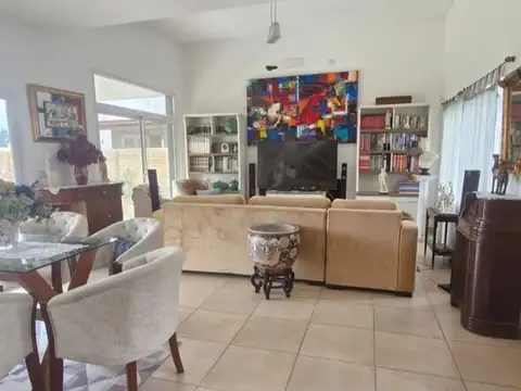 Casa 6 ambientes con 3 baños