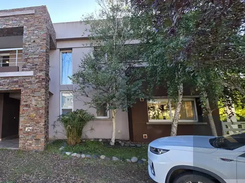 Casa 6 ambientes con 5 baños
