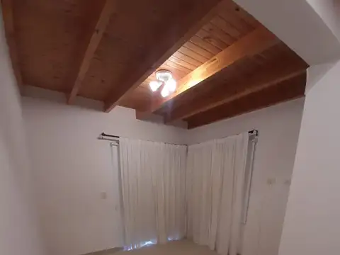 Casa en Alquiler con 1 cochera