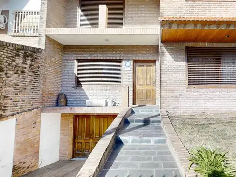 Chalet en Venta de 7 Ambientes en Martinez con Jardín, Cochera y Dependencia