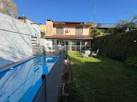 CHALET 6 AMB, PARQUE CON PISCINA, QUINCHO Y COCHERA DOBLE.