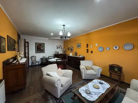 CHALET 6 AMB, PARQUE CON PISCINA, QUINCHO Y COCHERA DOBLE.