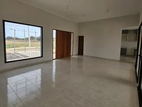 Casa 4 ambientes con 2 baños