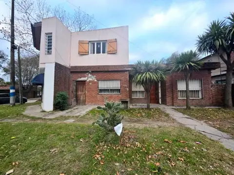 Oportunidad! Venta 2 Casas Independientes mas local Acepta Permuta -