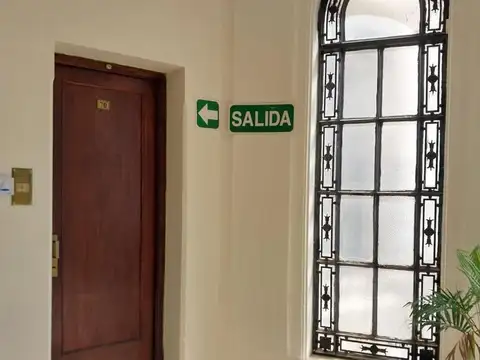 Alquiler oficina ubicadas en el histórico edificio -Pasaje Urquiza- con salida a 2 calles.