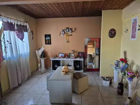 Casa 6 ambientes con 2 baños