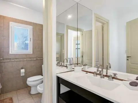 VENTA DE CASA 6 AMBIENTES COLONIA DE CHACRAS