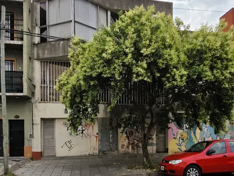 Galpón en dos plantas. Fte. 17,38 x 28,13 mts. Son 487m². de superficie del terreno. 1094 m2. Cub.