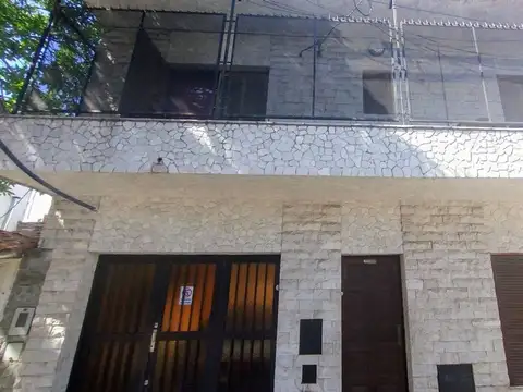 VENTA DOS CASAS CON  PATIO MAS GALPÓN ,ARROYITO