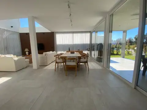 Casa 5 ambientes con 3 baños