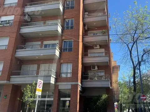 Departamento de 2 dormitorios y espacio guarda coche en venta en Caballito.