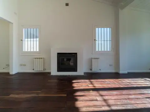 Casa 7 ambientes con 2 baños