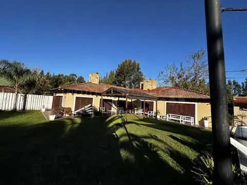 CASA EN VENTA CON PILETA DE 3 CUARTOS EN CHASCOMUS
