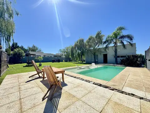 Casa moderna en venta en Roldán | 2 dormitorios | Piscina | Terreno de 720 m²