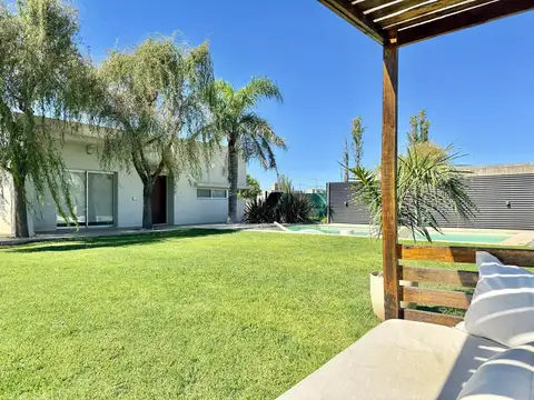 Casa en Venta con 2 cocheras