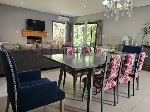 Casa en Venta con 2 cocheras