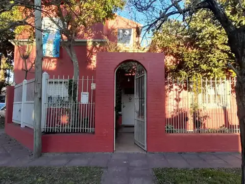 Casa en venta - 4 Dormitorios 3 Baños - Ringuelet