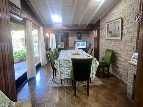 CHALET 4 AMBIENTES DESARROLLADO EN UNA SOLA PLANTA EN CARAPACHAY