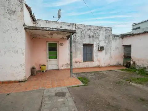 Casa 11 ambientes con 2 baños