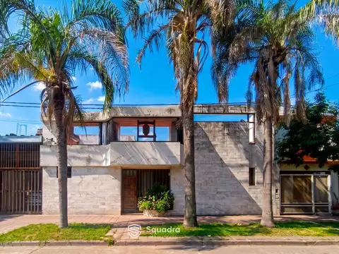 VENTA - Casa 5 dormitorios, patio y piscina - España y Hospitales, Rosario.