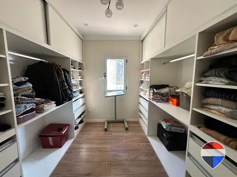 CASA EN VENTA 8 AMBIENTES BARRIO SANTA JUANA
