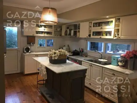 Casa 5 ambientes con 3 baños