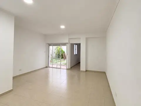 Excelente PH, 4 amb. Planta baja fondo; gran living, cocina comedor, patio, jardin, terraza, 2 bños, mts foco comercial Av Nazca