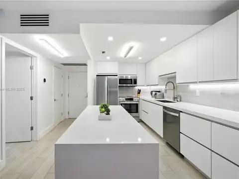 Collins Ave 2300, Piso 3