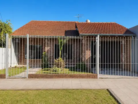 Venta Casa 4 ambientes en Temperley Este. Jardín, Garage, Quincho. Terreno Propio. APTO CREDITO
