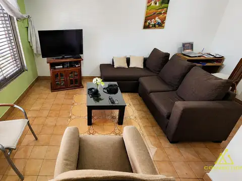 Venta Casa 4 ambientes en Temperley Este. Jardín, Garage, Quincho. Terreno Propio. APTO CREDITO