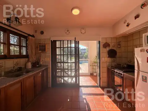 Casa 4 ambientes con 2 baños