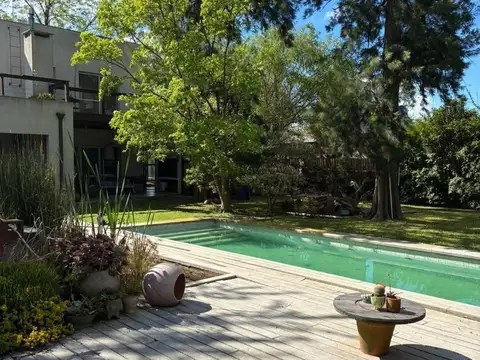 Casa en Venta con 2 cocheras