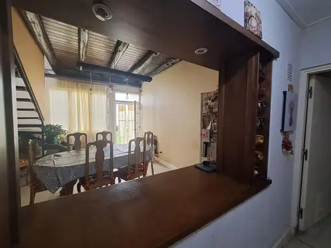 Casa 6 ambientes con 2 baños