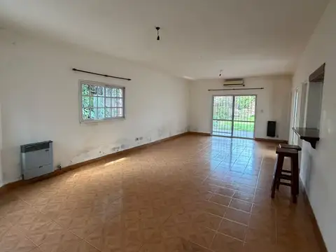 Casa muy amplia sobre calle 26 entre 7 y 8.