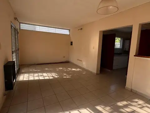Casa en Alquiler con 1 cochera