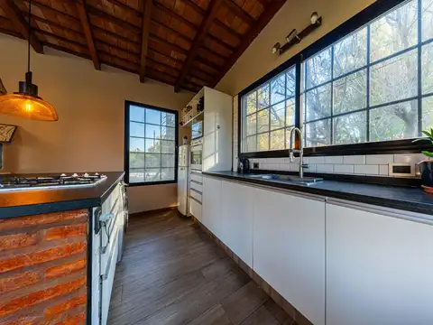 Casa en Alquiler con 2 cocheras