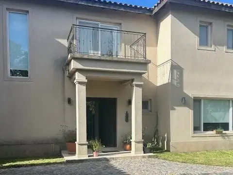 Casa en Venta con 4 cocheras