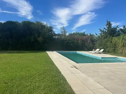 Casa 8 ambientes con 4 baños