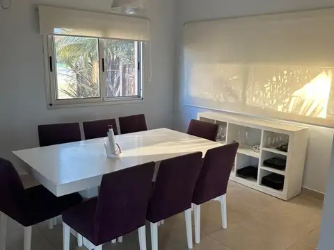 Casa en Alquiler con 4 cocheras