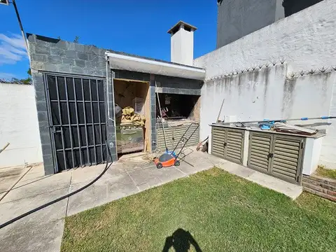 Casa 8 ambientes con 2 baños