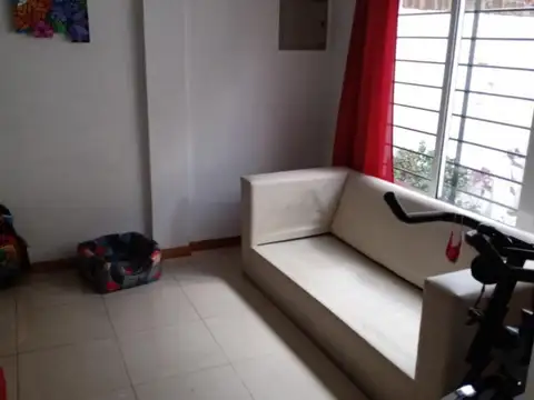 Excelente propiedad con local en muy buena zona  REATASADA 