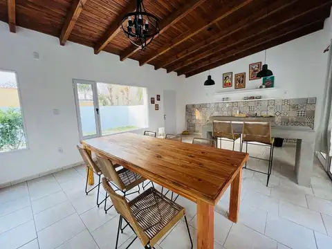 Casa 7 ambientes con 2 baños
