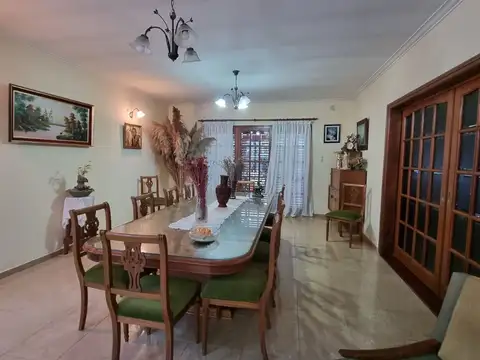 Casa 10 ambientes con 4 baños