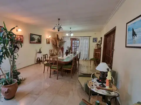 Casa en Venta con 3 cocheras