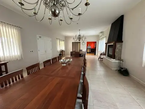 Casa en Venta con 2 cocheras