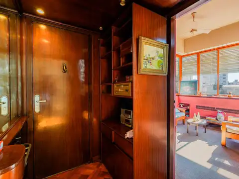VENTA DE EXCELENTE PISO 5 AMBIENTES C/BALCÓN ATERRAZADO AL FRENTE, DEPENDENCIA Y BAULERA EN RET...