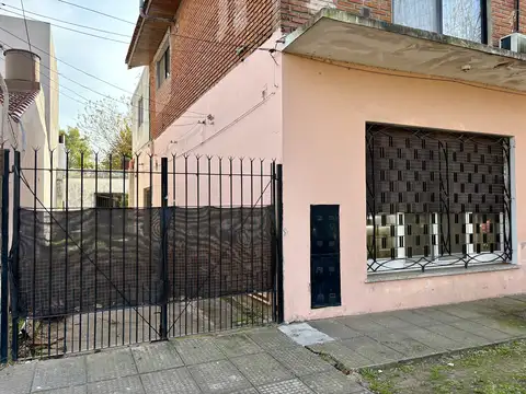 Lote propio al fondo de 236,25 m² – Casa a refaccionar o demoler – No PH – Plano aprobado – Troncos del Talar