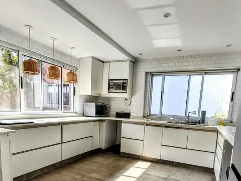Casa de categoria  en Loma Hermosa 3 amb depto/quincho  Cochera doble y Jardín  Excelente