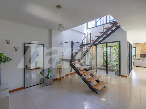 Casa 5 ambientes con 3 baños